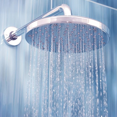 Água quente faz mal para a pele? Saiba qual é a temperatura ideal