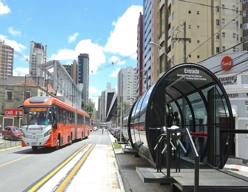 Estações-tubo de ônibus de Curitiba ganharão painéis flexíveis para produção de energia solar