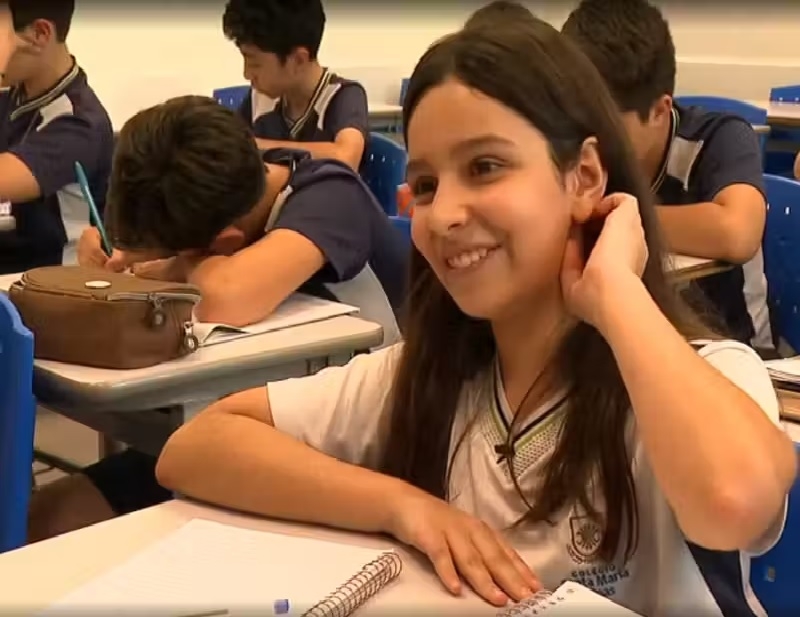 Brasileira de 11 anos cria fórmula para descobrir raiz quadrada e sai em revista científica