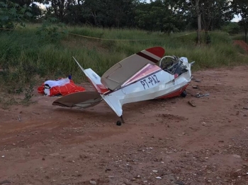 Avião planador cai em estrada de terra no Jardim Santos Dumont em Bauru